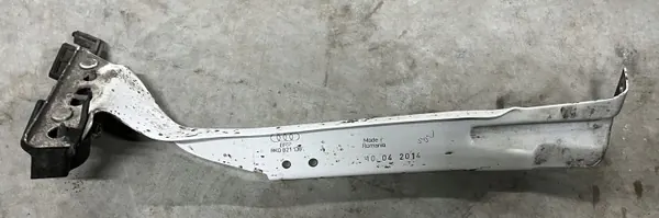 Oikea lokasuoja-kiinnike OEM 8K0821136J Audi A4 B8 image 2