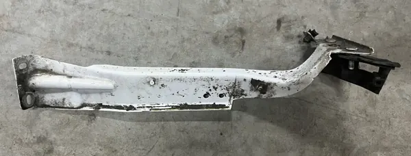 Oikea lokasuoja-kiinnike OEM 8K0821136J Audi A4 B8 image 3