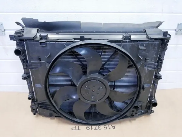 Mercedes E220D W213 Jäähdytinpuhallin OEM image 3