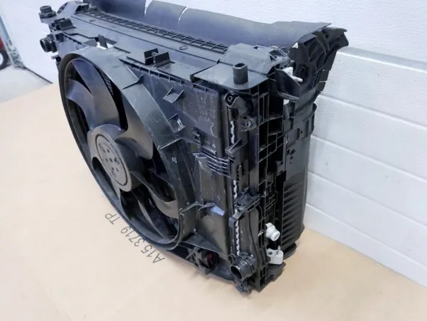 Mercedes E220D W213 Jäähdytinpuhallin OEM image 5