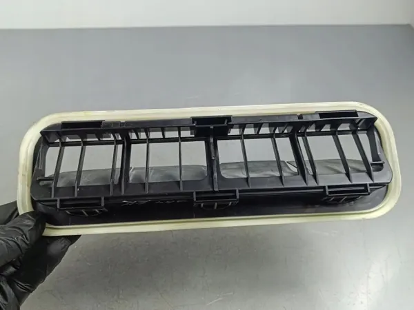 Grille d'aération Kia EV6 OEM FOB41285 - État utilisé image 3