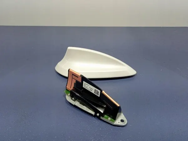 BMW 3 G20 Dachantenne OEM 6826326 - Gebraucht image 2