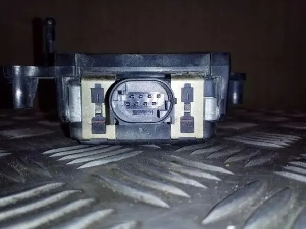 Tesla Model S Radar OEM 103822400B - Gebraucht image 3