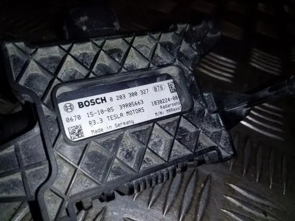 Tesla Model S Radar OEM 103822400B - Gebraucht image 4