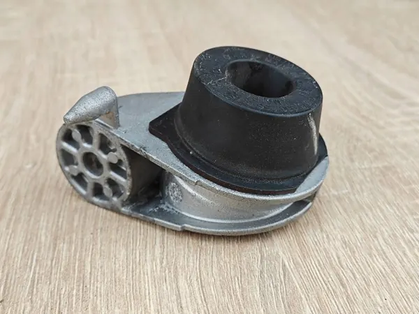 Pakoputken kiinnike KB3G-5261-BB Amarok II:lle image 3
