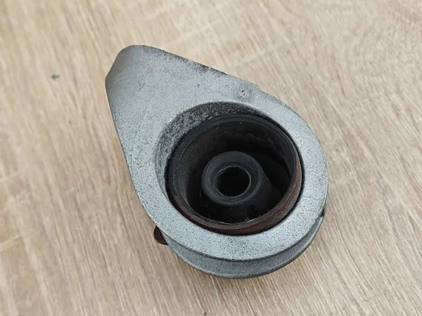 Pakoputken kiinnike KB3G-5261-BB Amarok II:lle image 4