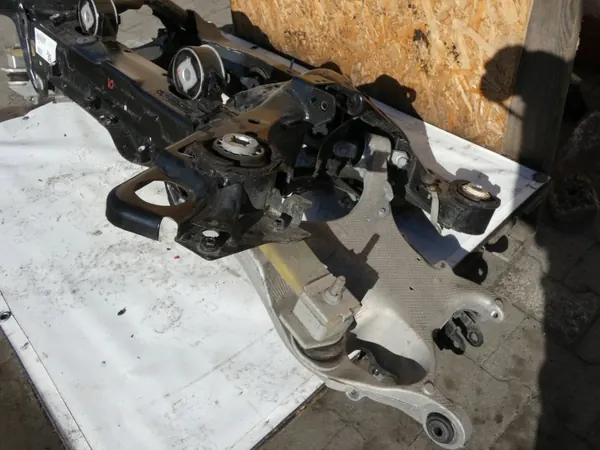Conjunto viga suspensión trasera OEM 32315255 Volvo image 3