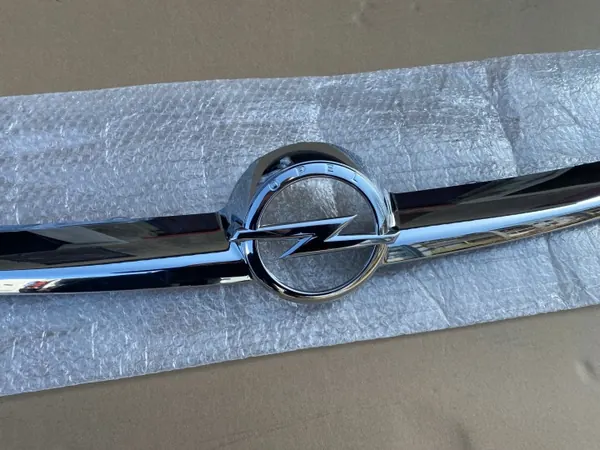 Opel Adam Parachoques delantero cromo OEM 13355301 image 3