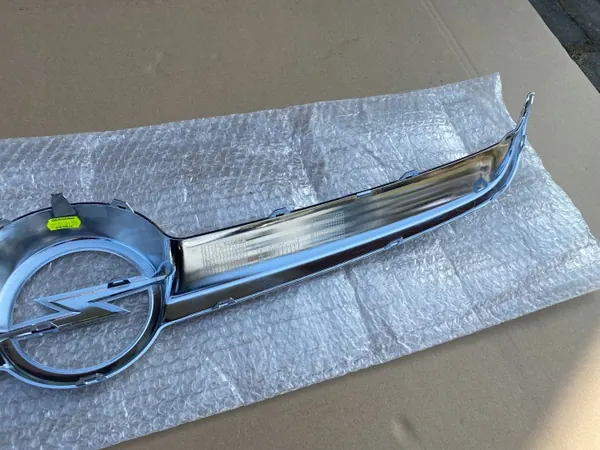 Opel Adam Parachoques delantero cromo OEM 13355301 image 8