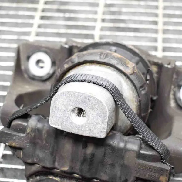 VOLVO XC90 II 2.0 T6 Moottorin Kiinnike 31330588 image 4