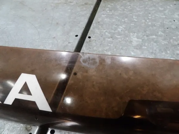 Prise d'air capot Nissan OEM LOTKA - État utilisé image 3