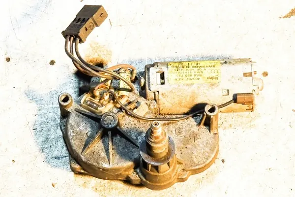 Scheibenwischermotor AUDI A6 (4A, C4) 2.5L Diesel image 3