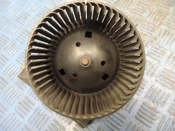 VOLKSWAGEN PASSAT B5 1.9TDI Värmefläkt 8D1819021A image 4