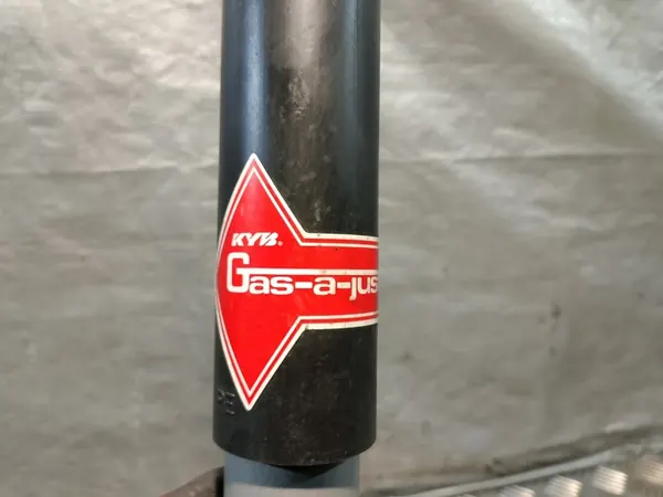 KYB Stötdämpare MERCEDES E-KLASS W210 Bak image 2