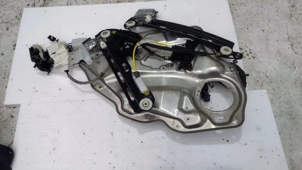 Placa elevadora puerta izquierda trasera Mercedes OEM A2047601634 image 6