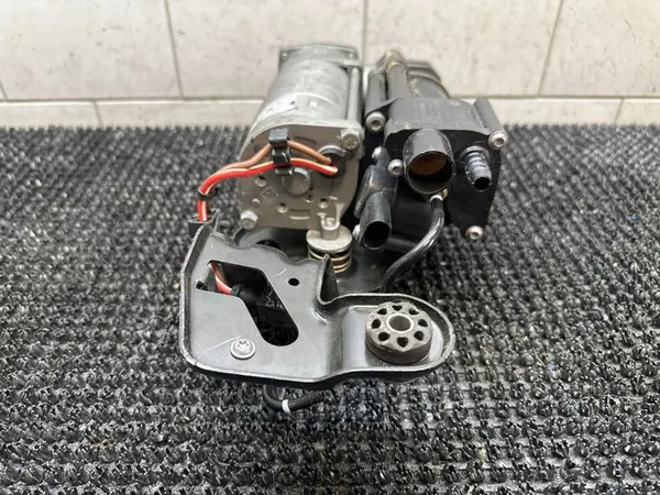 BMW X5 F15 Rear Air Suspension Compressor 20202410 image 3