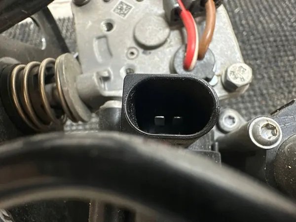 BMW X5 F15 Rear Air Suspension Compressor 20202410 image 4