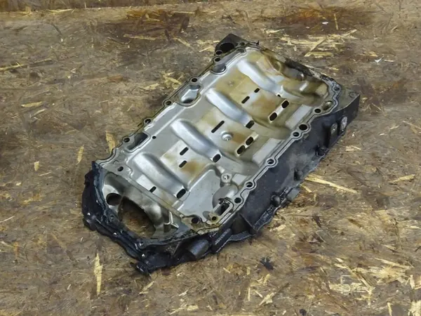 AUDI A3 8P GOLF VI GTI Oljetank 06J103603AF image 2