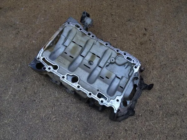 AUDI A3 8P GOLF VI GTI Oljetank 06J103603AF image 6