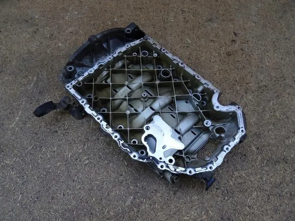 AUDI A3 8P GOLF VI GTI Oljetank 06J103603AF image 8