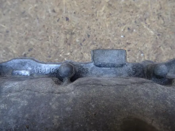 AUDI A3 8P GOLF VI GTI Oljetank 06J103603AF image 9