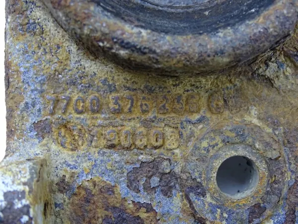 Renault OE 7700376235 Hytthållare Höger Fram image 3