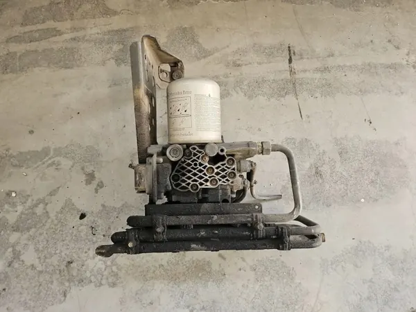 Válvula de Secado Mercedes OEM A0014460364 Usada image 2