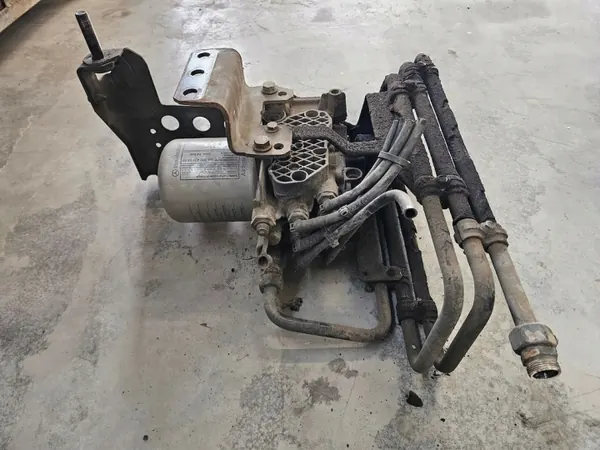 Válvula de Secado Mercedes OEM A0014460364 Usada image 3