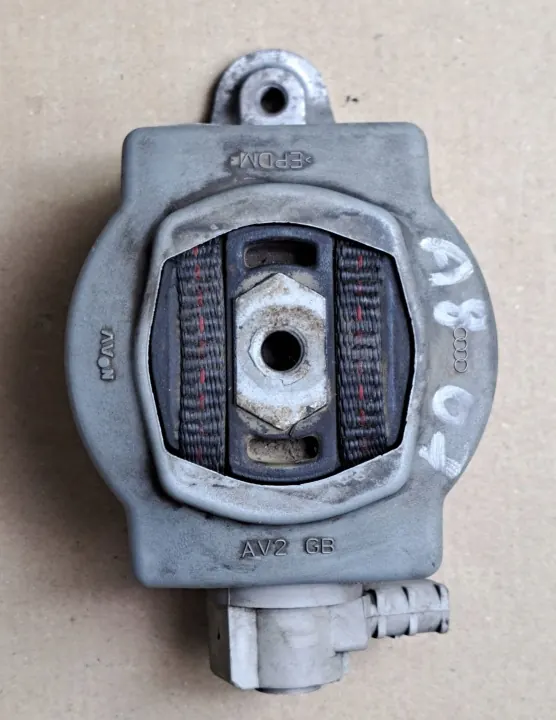 Audi A8 D3 3.0 TDI Rechte Getriebestütze OEM 4E0399151CD image 7
