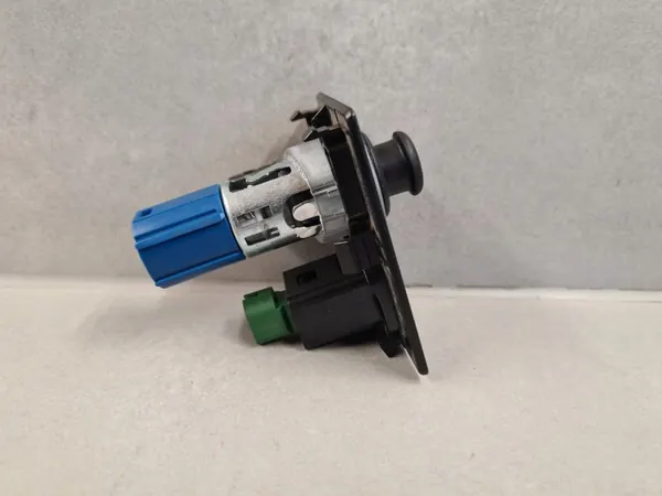 Skoda Superb III USB-Zigarettenanzünder OEM 5Q0919341 image 3