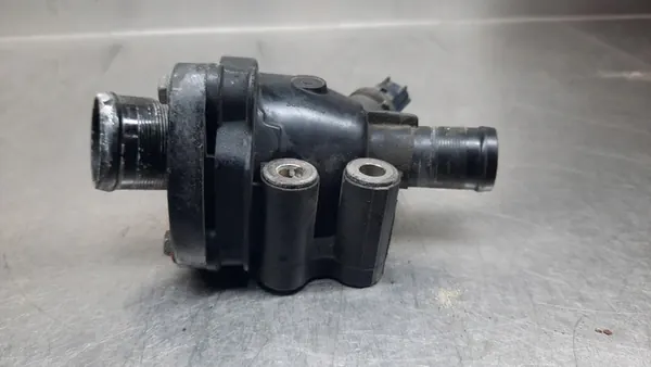 Carcasa de termostato Volvo V70 III 2.5T 07R FWD OEM 30650810 image 4