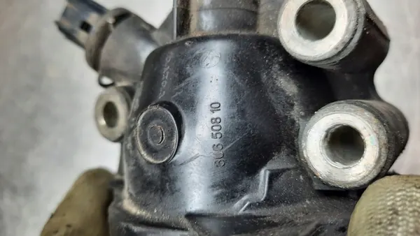 Carcasa de termostato Volvo V70 III 2.5T 07R FWD OEM 30650810 image 7