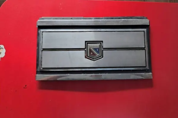 Buick Park Avenue 1980 Heckemblem OEM 20135600 image 2