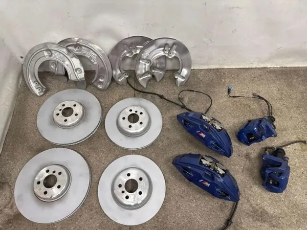 Conjunto discos e pinças travão BMW X5 G05 2023 OEM 6875283 image 2