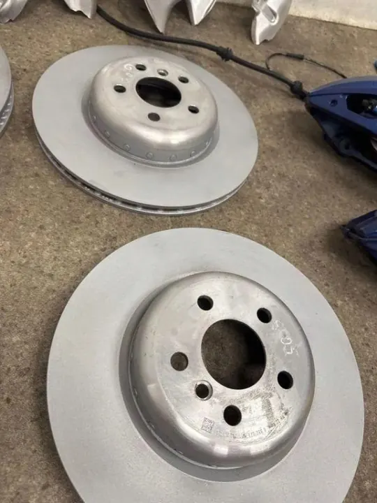Conjunto discos e pinças travão BMW X5 G05 2023 OEM 6875283 image 6