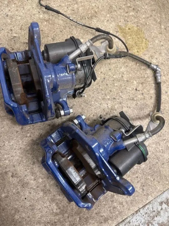 Conjunto discos e pinças travão BMW X5 G05 2023 OEM 6875283 image 9