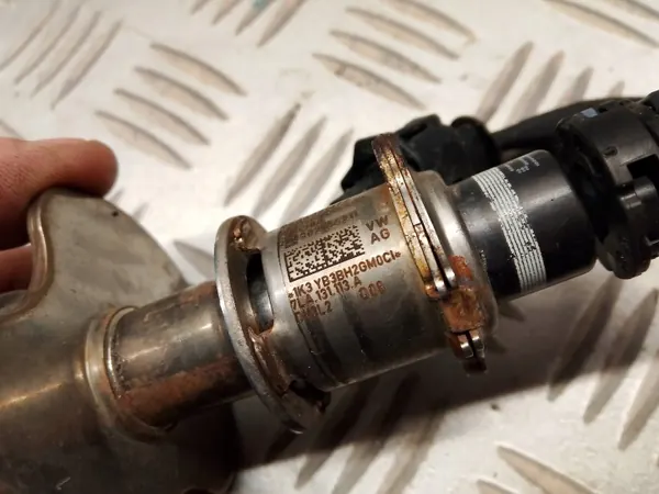 Injecteur AdBlue OEM 7LA131113A pour VW Tiguan II 2.0 TDI image 4