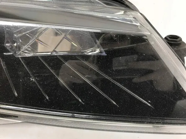 RECHTE VORDERLAMPE SKODA SUPERB III 3V1 image 4