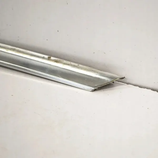 Rechter Voorruitpilaarstrip OEM A1076701016 image 3