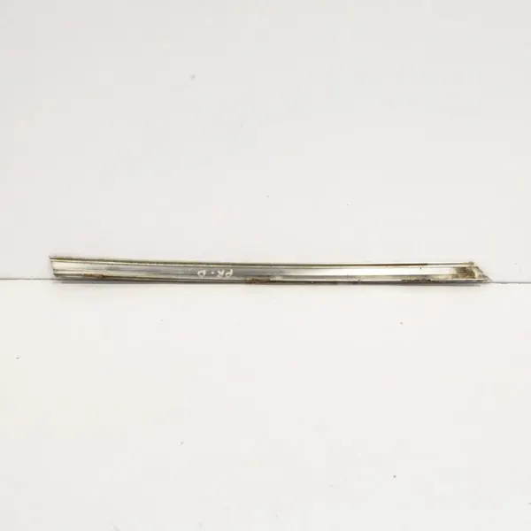 Rechter Voorruitpilaarstrip OEM A1076701016 image 4