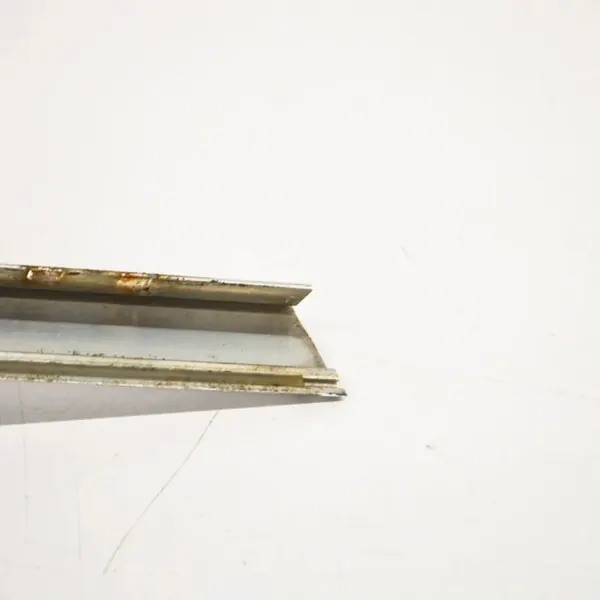 Rechter Voorruitpilaarstrip OEM A1076701016 image 6