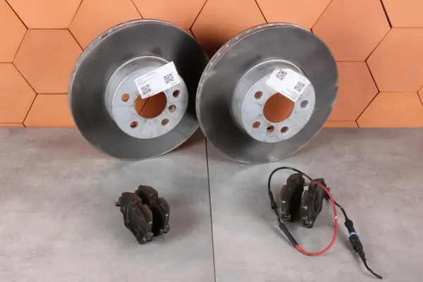 Discos e pastilhas dianteiros OEM 6880060 para BMW G20 image 2