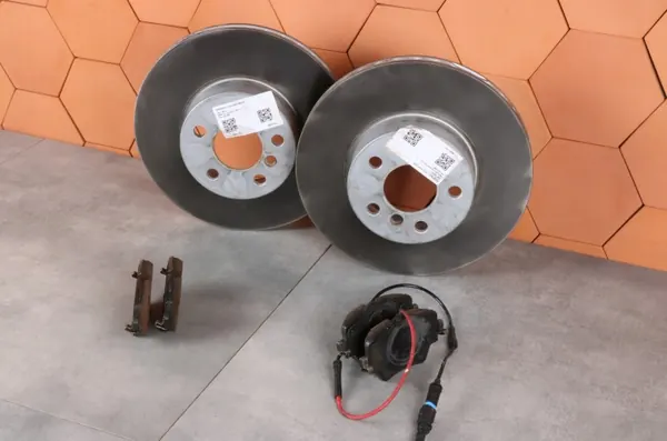 Discos e pastilhas dianteiros OEM 6880060 para BMW G20 image 4