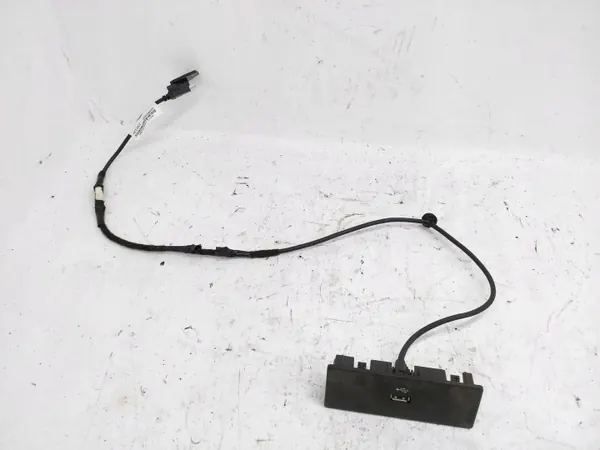 Tomada USB Ford Fusion II OEM DS7T14D202DD image 2