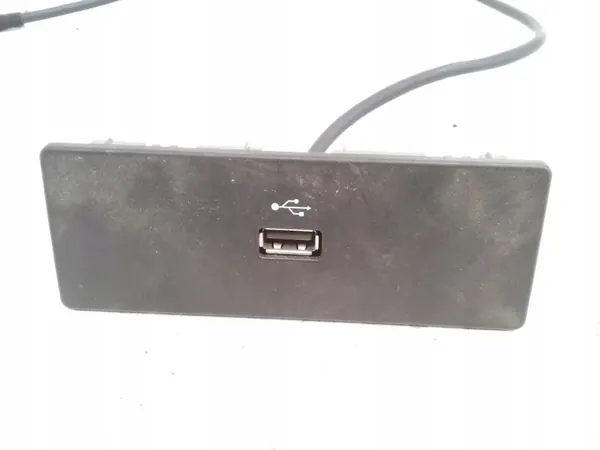 Tomada USB Ford Fusion II OEM DS7T14D202DD image 3