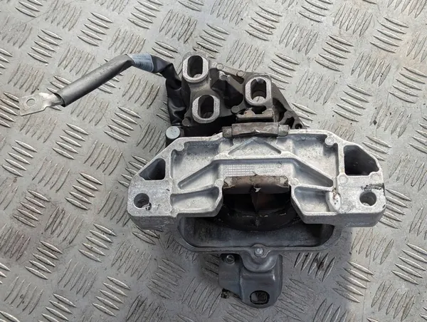 A-Klasse W177 2018-2025 1.3 CGI Moottorin kiinnitys image 4