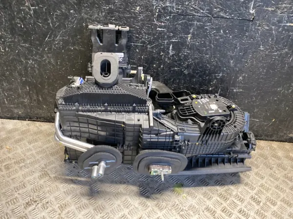 Blästerhus OEM LJ9A-19B555-ABJ för Ford Mustang Mach-E image 4