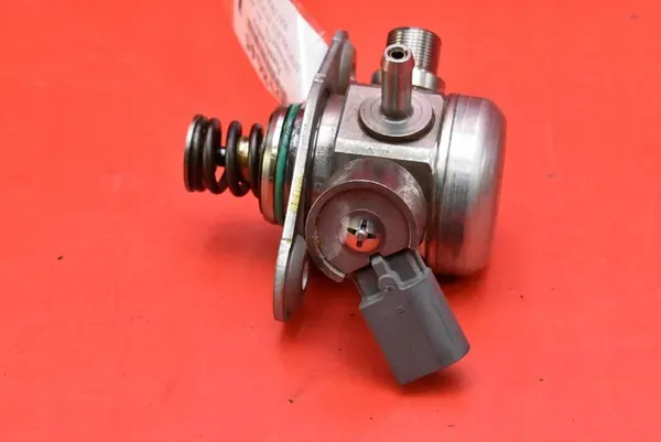 Brandstofpomp Mercedes CLA C117 2.0 CGI 2013-2016 A2700700501 image 3