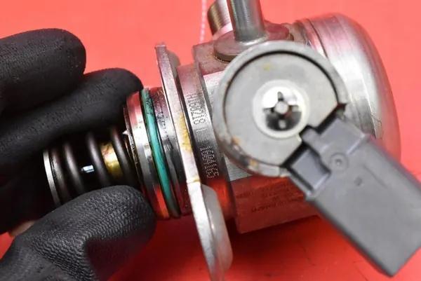 Brandstofpomp Mercedes CLA C117 2.0 CGI 2013-2016 A2700700501 image 7