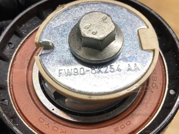 Polea tensor FW90-6K254-AA para Range Rover image 4